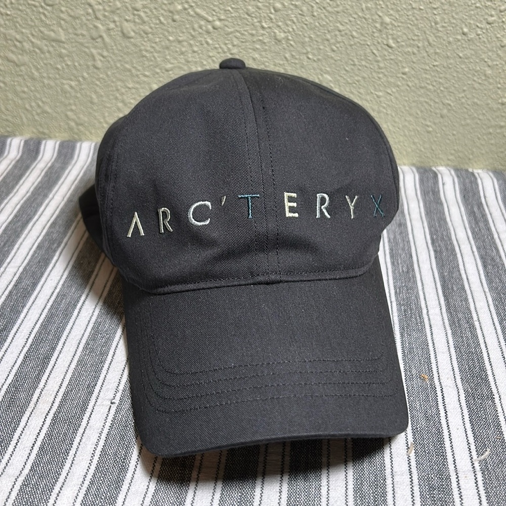 Unisex Arcteryx cap in black